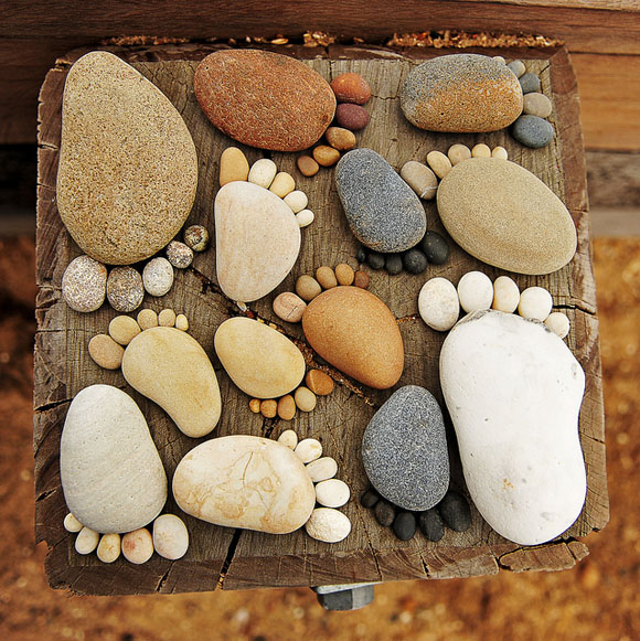 石头创意 用石头拼凑出的有趣足迹~像小孩纸的脚印