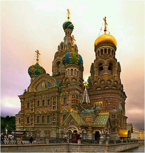 俄罗斯圣彼得堡的滴血大教堂:这是世界上最五彩缤纷的教堂,非常壮观
