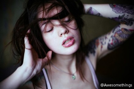 俄罗斯的花臂纹身少女摄影师ira chernova