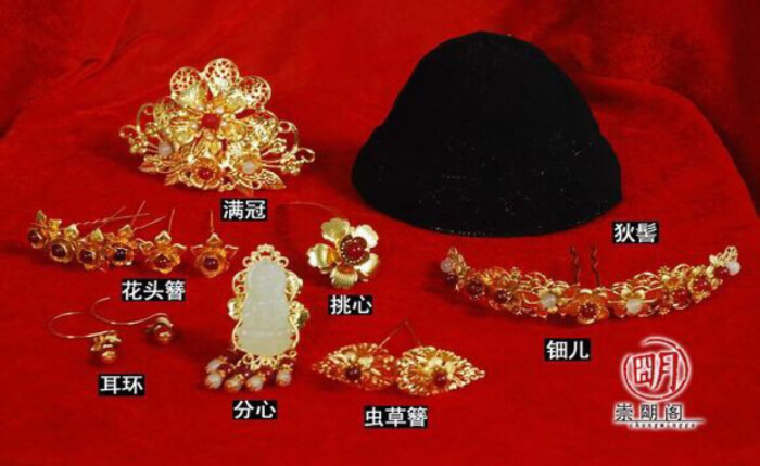 头发等编成(也有用纸或织物做的),外面通常覆以黑纱,形似圆锥,罩住