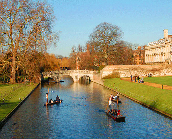 剑河(river cam)位于剑桥大学,美丽的剑河也是剑桥大学的象征.