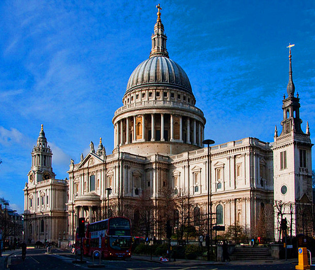是世界第二大圆顶教堂,它模仿罗马的圣彼得大教堂,是英国古典主义建筑