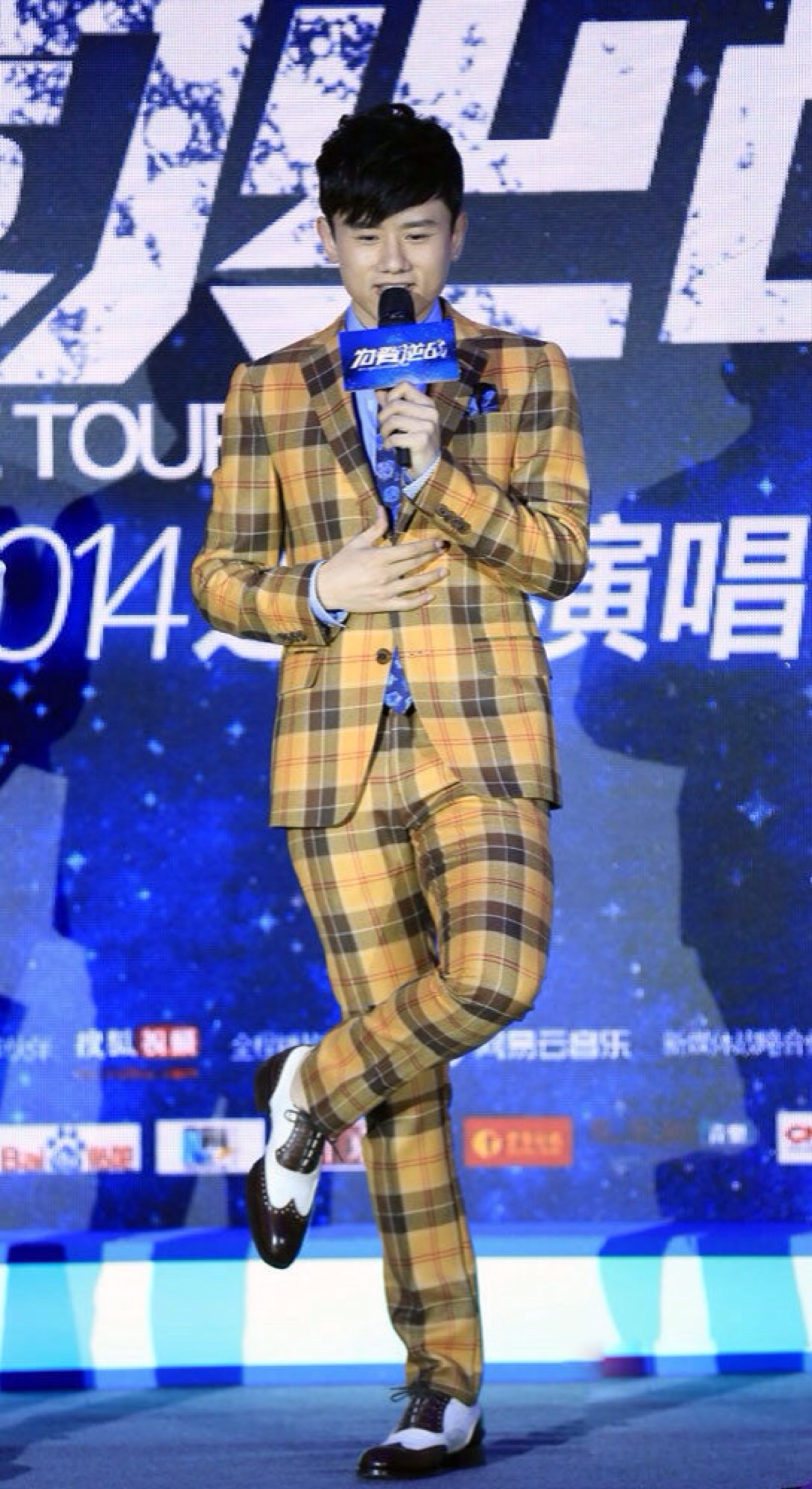 张杰巡回演唱会发布会(帅气的杰包