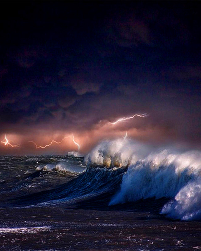 大海咆哮着,翻卷着,挑起阵阵巨浪.