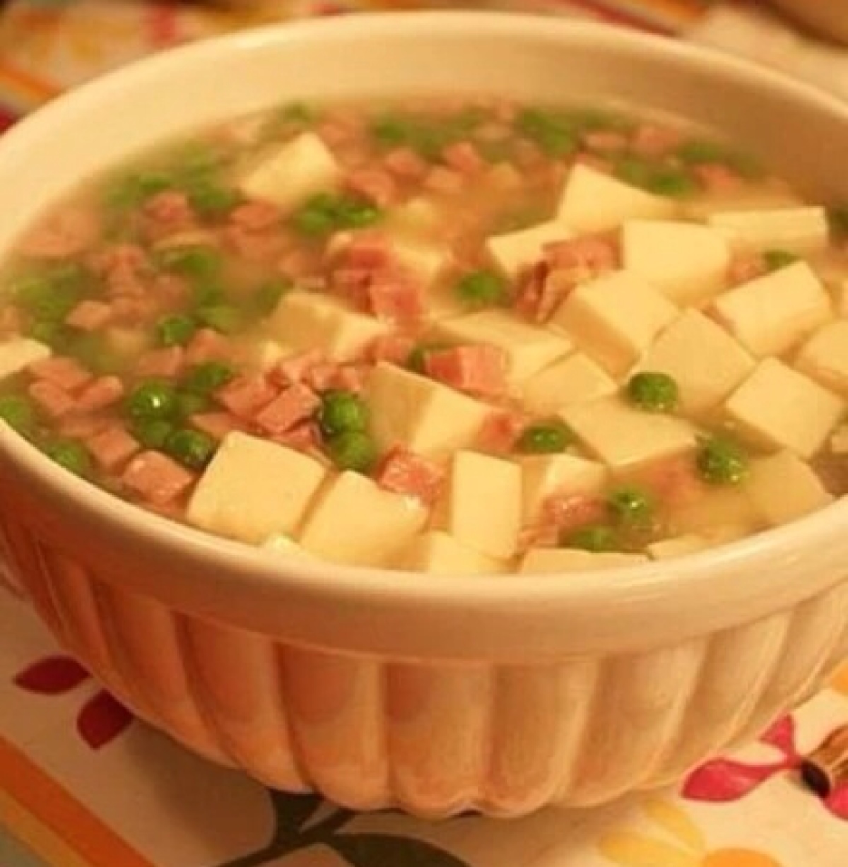 嫩豆腐切小块备用,火腿尽量切粒,豌豆米焯水备用 2.