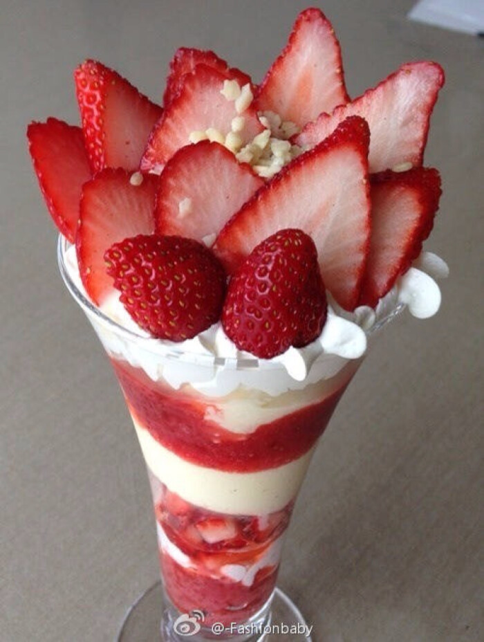 无聊了吗 来杯草莓冰淇淋吧