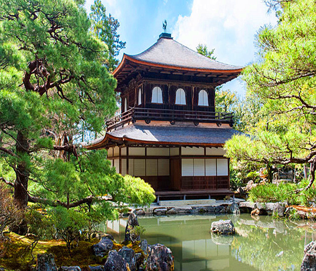 银阁寺,正式名称为"慈照寺",属于代表东山文化的临济宗相国寺派,是