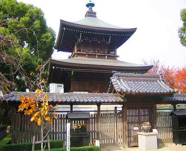 东本愿寺(ひがしほんがんじ)是净土真宗教派真宗大谷派的本山,位于