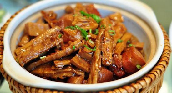 毛笋干烧肉:属纯天然食品,采用山川乡当地优质野生毛笋,切片或丝与肉