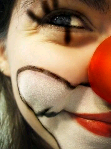 带上小丑的微笑面具,在别人的世界里,演艺着自己的悲伤