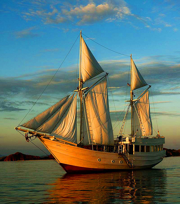 印尼历史悠久的双桅大帆船爱丽莎号.