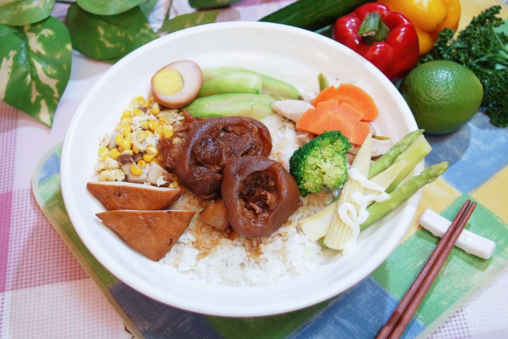 泰国常见菜—猪脚饭(分享来自东盟网www.asean168.com)