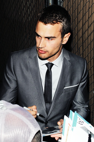 提奥·詹姆斯 theo james