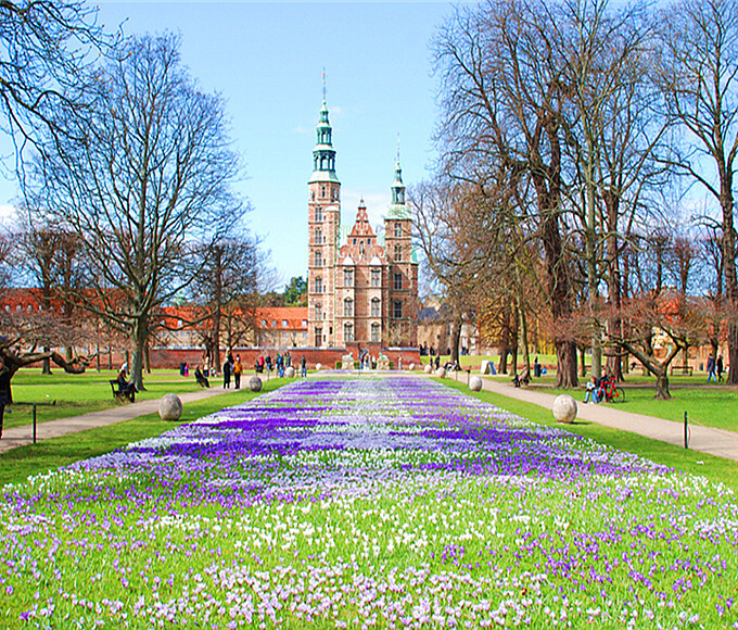 丹麦玫瑰堡是一座童话般的宫殿,也是哥本哈根最标志的建筑之一.