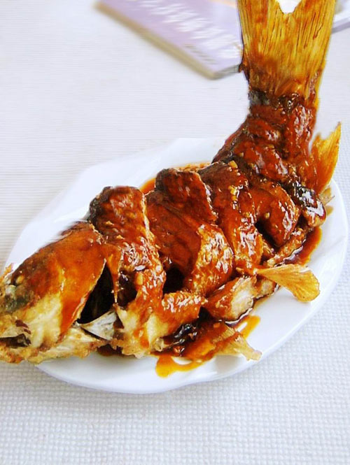 糖醋鲤鱼是山东省经典的汉族名菜之一,属于…