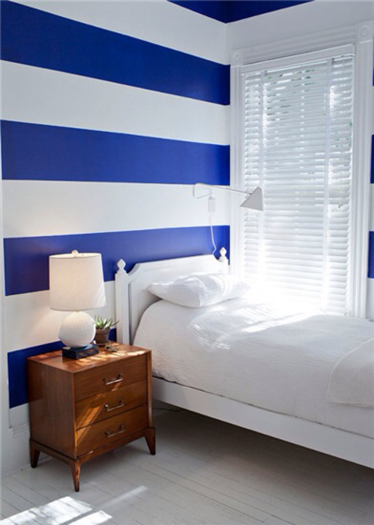 这里的墙面是贴上蓝白相间的壁纸,适合装修小男生的房间,与上一间房间