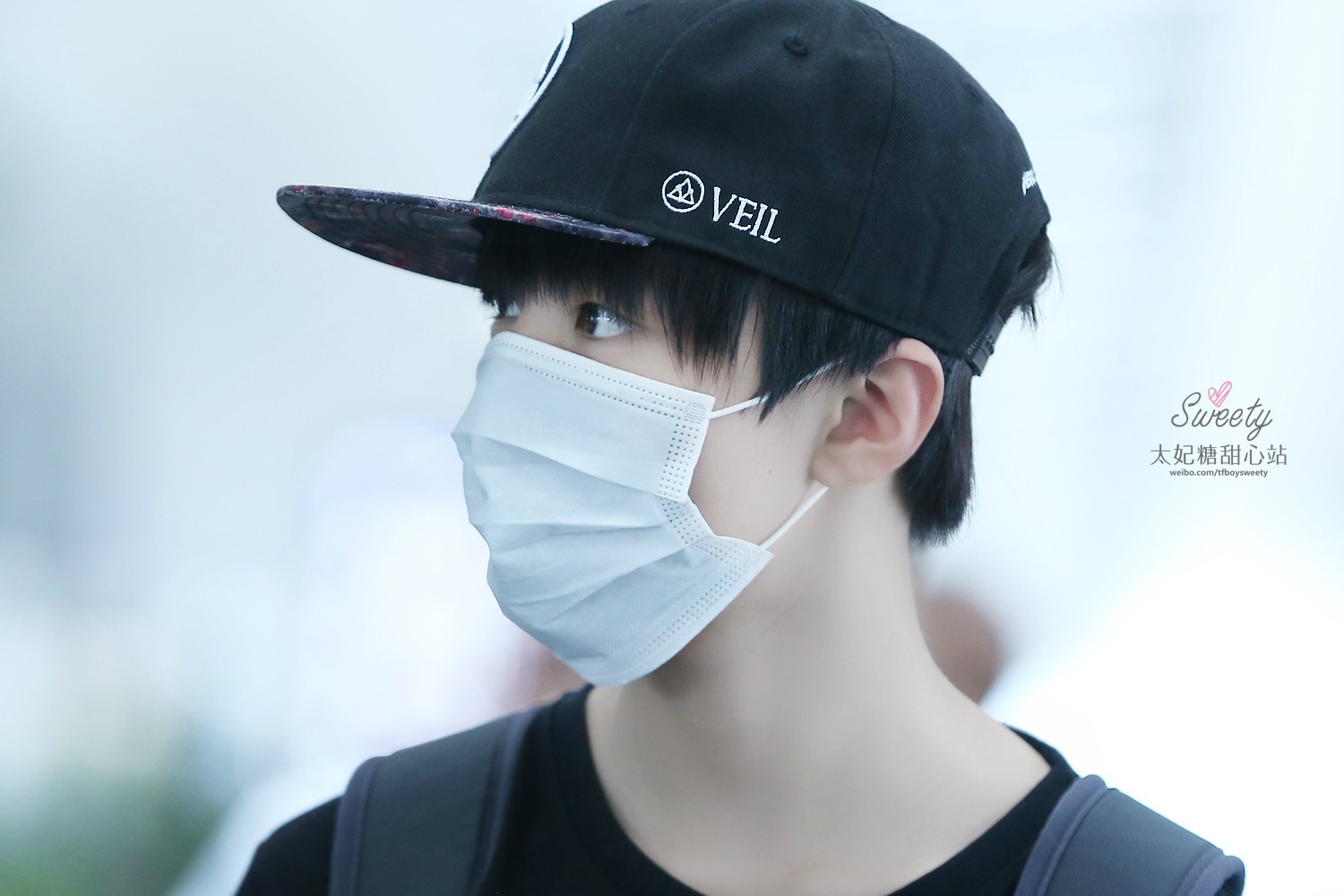 tfboys王俊凯 2014.8.20 台湾台北机场-北京首都机场.cr:logo