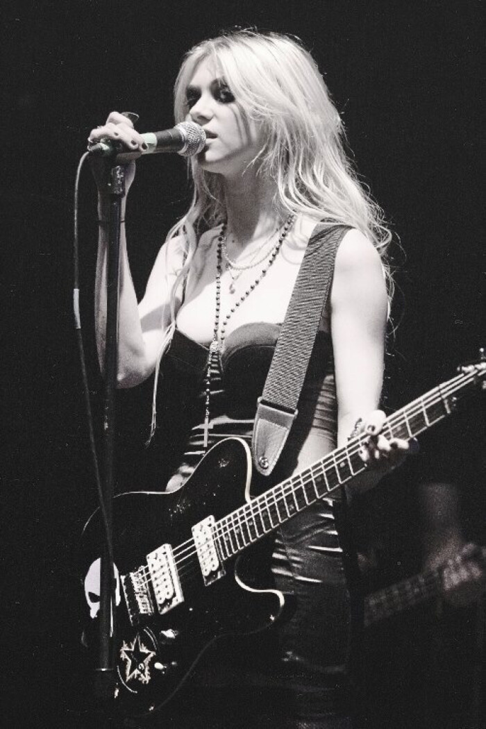 taylor momsen from the pretty reckless