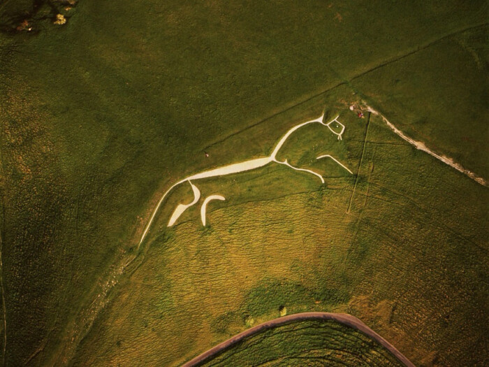 英国牛津郡,俯瞰白马山谷的史前遗迹阿芬…-堆