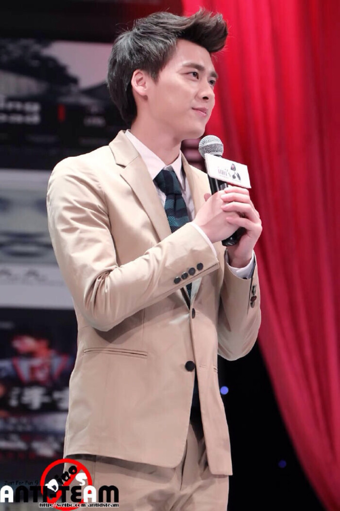 130522北京高校联合电影节 #李易峰# 正装秒…
