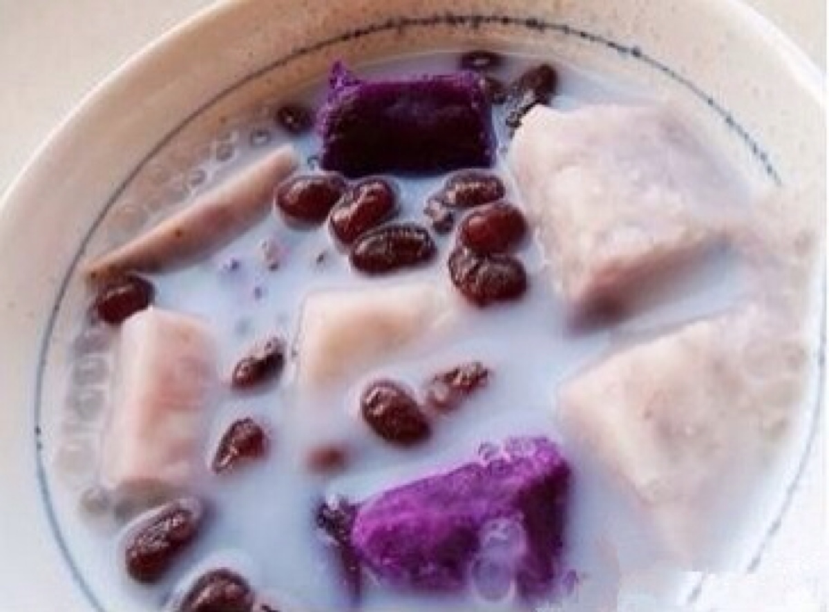 【diy香芋紫薯西米露】材料:西米,香芋,紫薯,炼奶,冰糖.做法:1.
