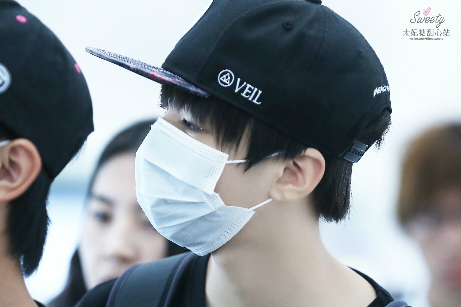 tfboys王俊凯 140820台湾机场-首都机场 cr:logo