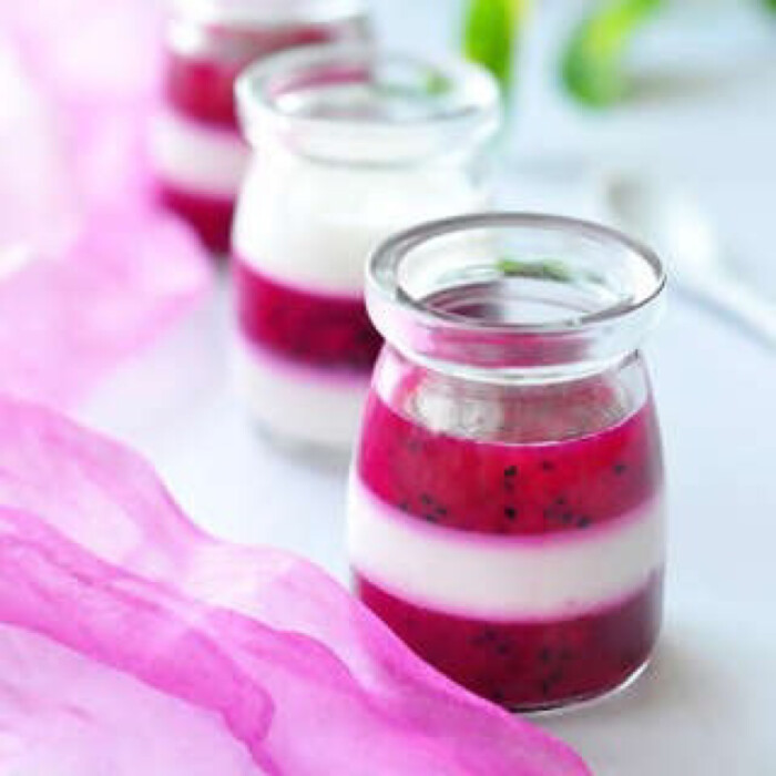 火龙果酸奶冻 1. 将吉利丁片浸泡在凉水中软…