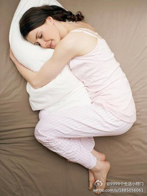 【右侧卧是女人最佳健康睡姿】俯卧睡会影响胸部发育;仰卧睡易诱发