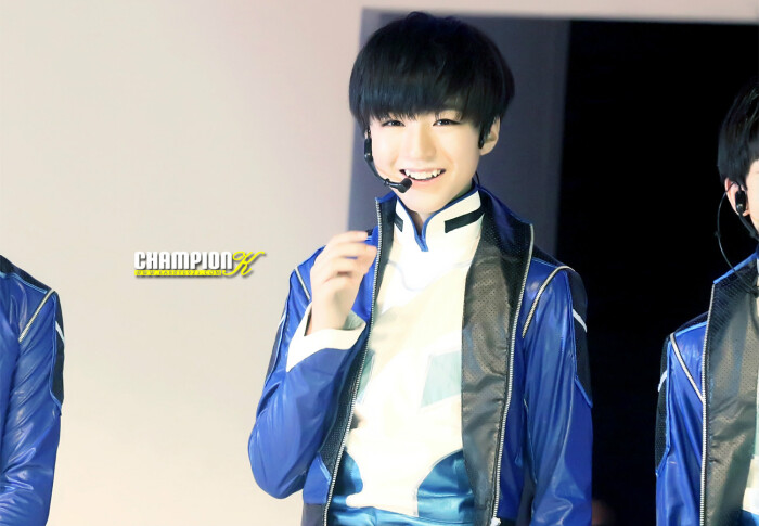 tfboys王俊凯 王俊凯 140805热力赛车发布会表演 cr.logo