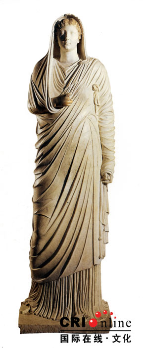 (古罗马的贴身衬衣)和帕里乌姆(披风),像祭司一样站立不动的女性雕像