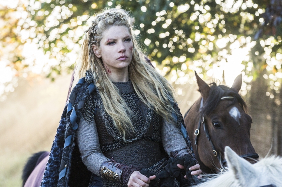 维京传奇中强悍的盾女lagertha,演员同样强悍,在7岁时她开始了格斗