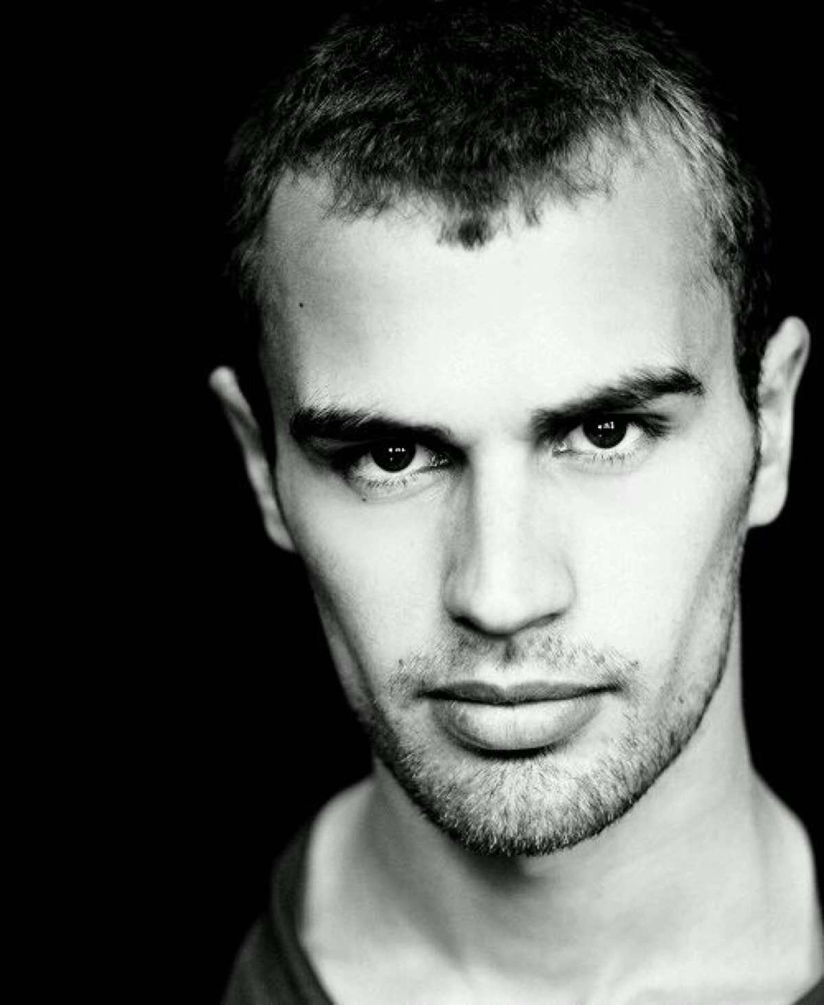 theo james拒绝不了眼神迷人的男人