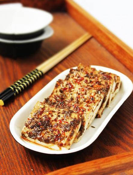 【偷懒的快手菜--微波烤豆腐】1.豆腐切厚…-堆