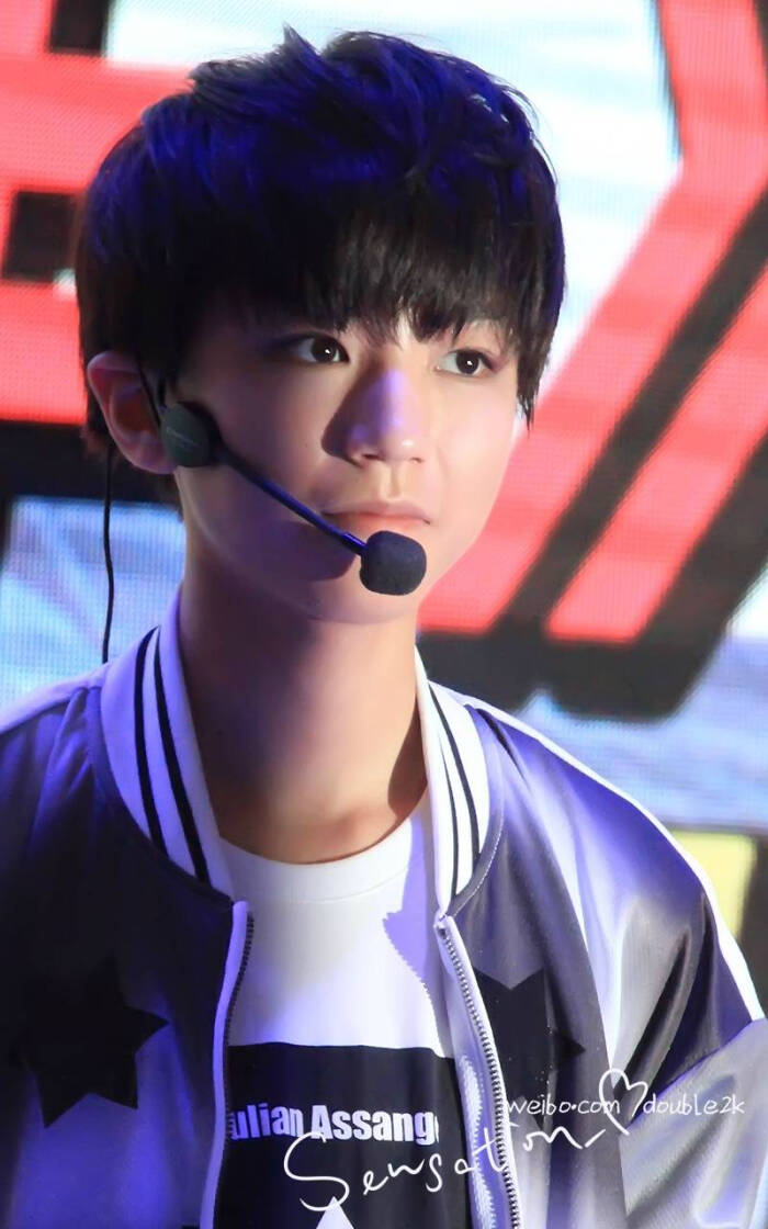 tfboys王俊凯 王俊凯 ,140801上海cj游戏展热力赛车 cr.logo