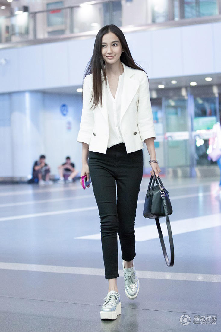 angelababy——白色短版小西装外套,搭配白衬衫和黑色紧身裤,简洁又