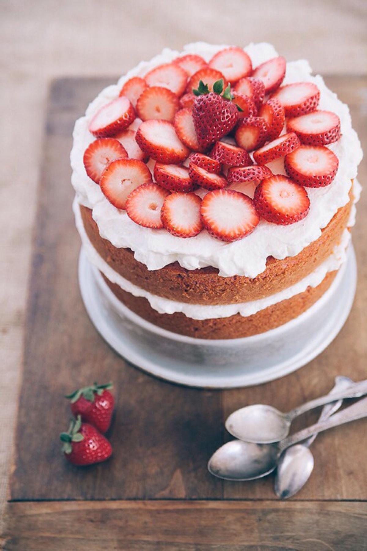 纯草莓奶油夹心蛋糕,其实碰到夹心蛋糕已经是好几次的事了,看多了也不