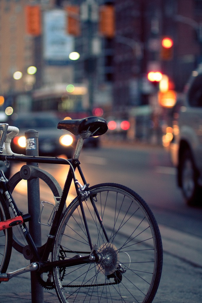 在一个单车骑行能走完的城市,等待.单车 唯美 喜欢 街拍 寂寞