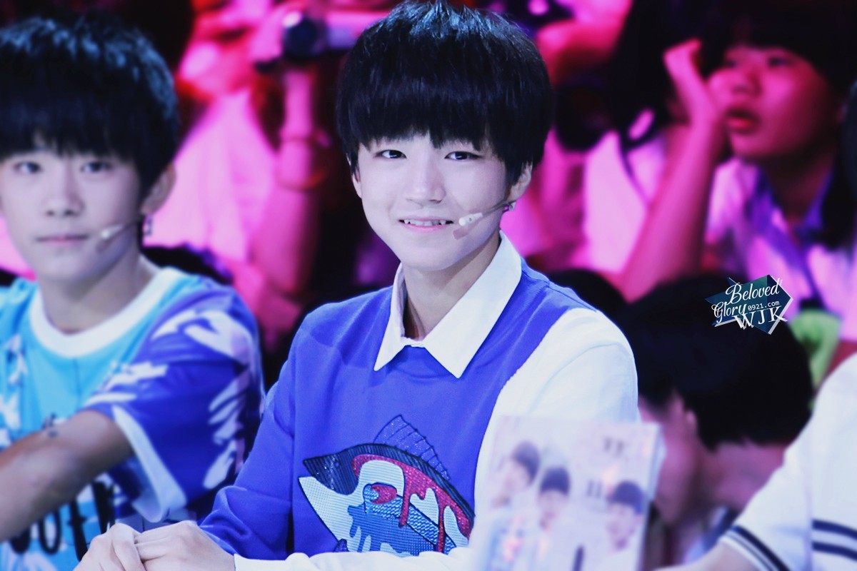 tfboys王俊凯 2014.8.28 年代秀.cr.logo