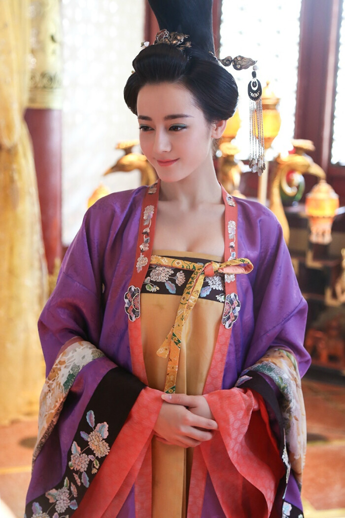 着葡萄一样大眼睛和如欧美人一样挺立五官的维吾尔族90后少女迪丽热巴