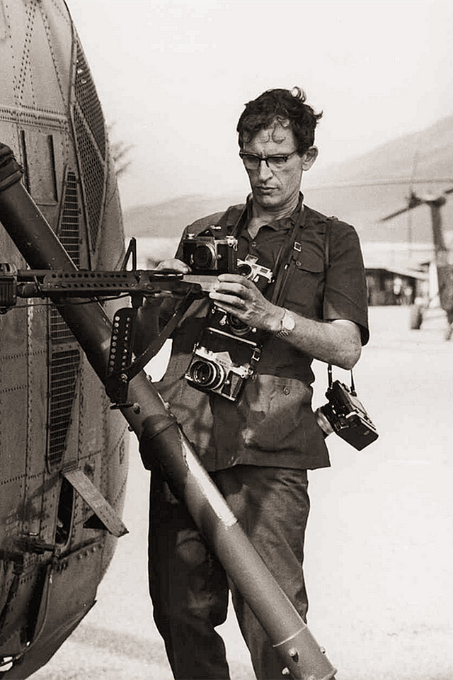莱瑞·伯罗斯-- 20世纪最伟大的战地摄影记…-