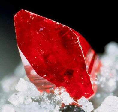 辰砂又称朱砂,丹砂,是硫化汞的天然矿石,大红色,有金刚光泽至金属光泽