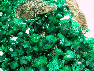 透视石 别名:翠铜矿,绿铜矿 产地:分布在非洲某些地区,在中国是罕见的