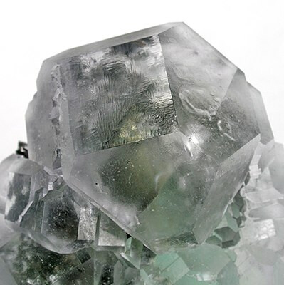 萤石(fluorite),又称氟石,萤石是矿物晶体里面的一个大的类别,其主