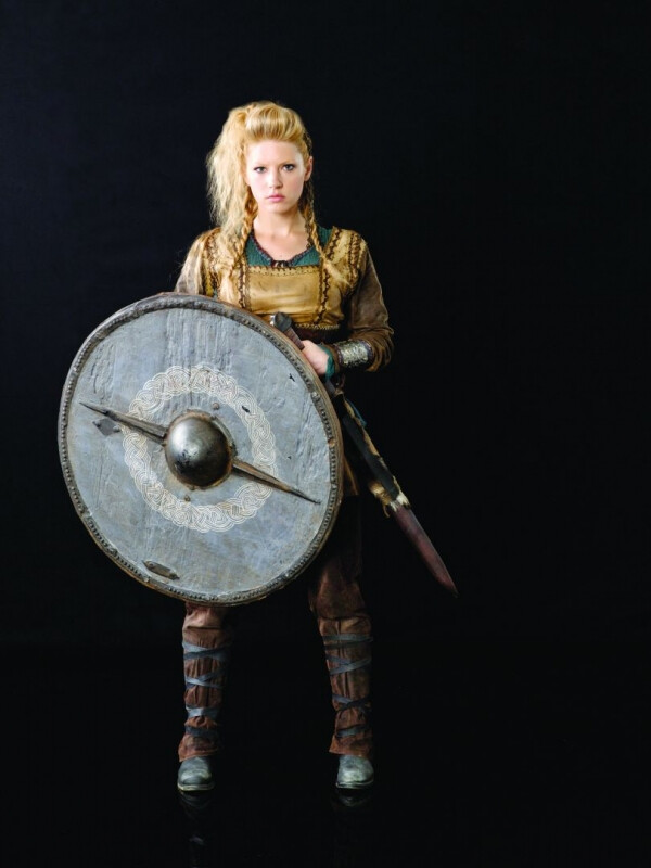 维京传奇中强悍的盾女lagertha,演员同样强悍,在7岁时她开始了格斗