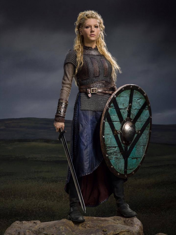 维京传奇中强悍的盾女lagertha,演员同样强悍,在7岁时她开始了格斗