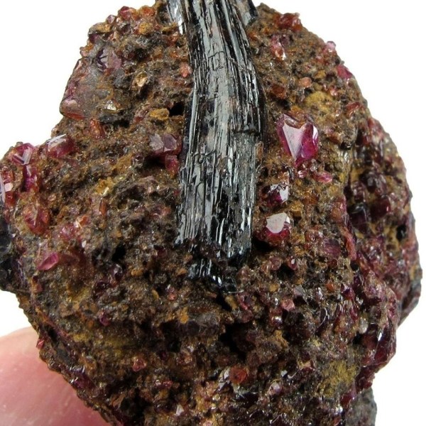 红硅硼铝钙石,学名铝硼锆钙石(painite,又名硅硼钙铝石,是1951年发现