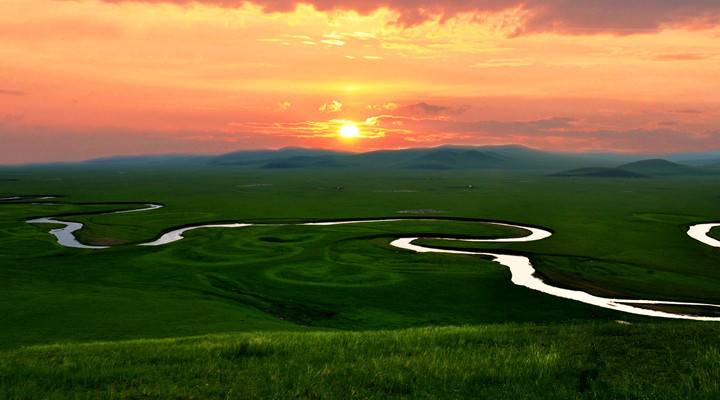 内蒙古龙腾草原的日出 弯曲的河流