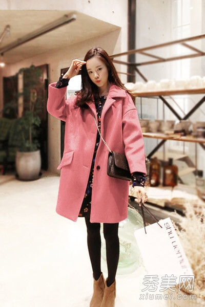烟粉色呢子大衣,今年超流行的颜色,宽松版型,简约百搭,这款大衣穿在