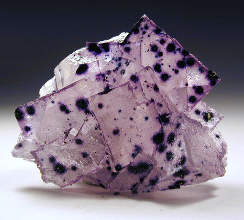 萤石(fluorite,又称氟石,萤石是矿物晶体里面的一个大的类别,其主