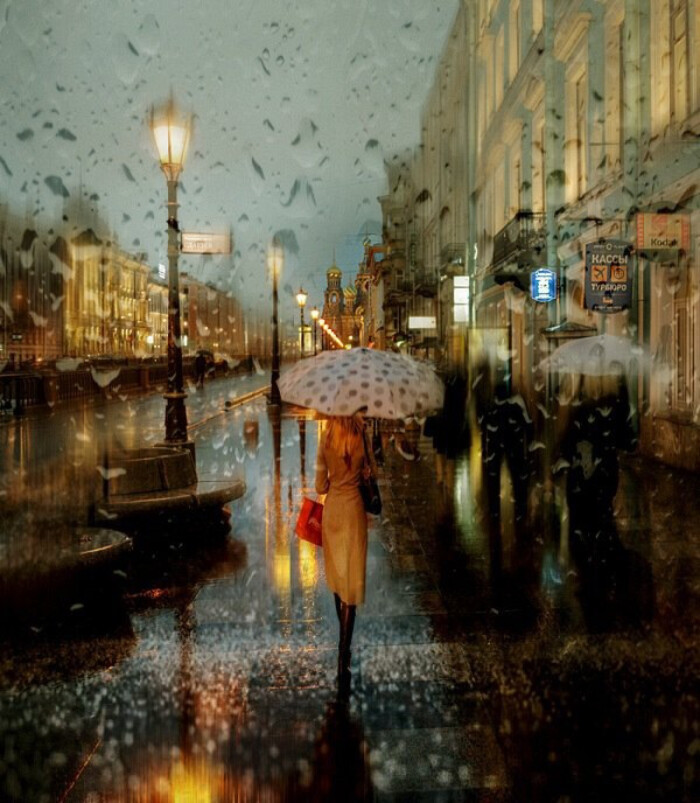 人们打着雨伞漫步于城市街头,乍看犹如油画一般唯美